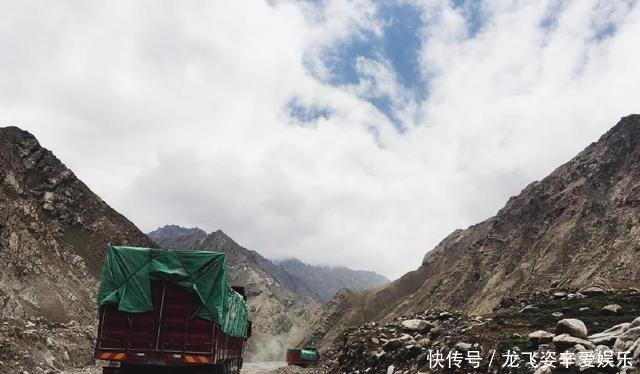  中国：中国新疆某地出现大量石头，虽毒性极烈，但比稀土还珍贵