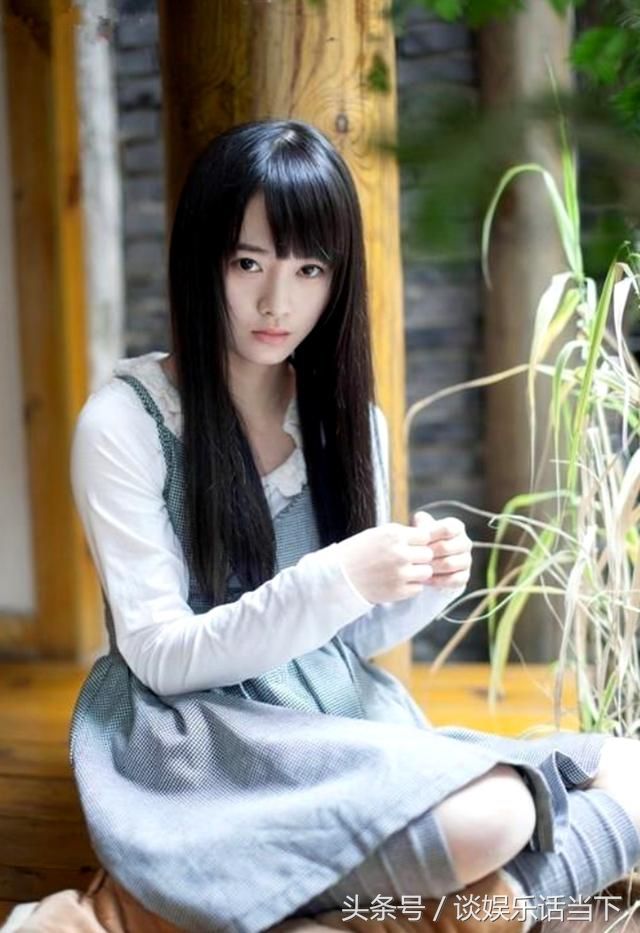 鞠婧祎简直了!穿小短裙不敢迈开腿，网友:一般人都不敢穿!