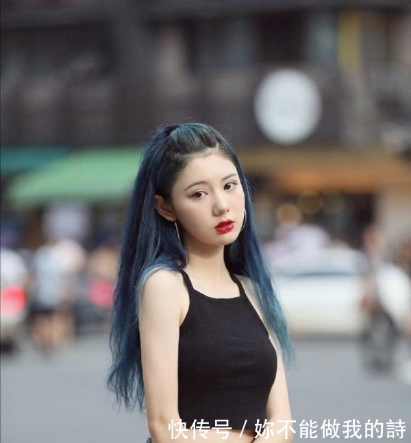  「整体穿搭」美女这牛仔裤，今年很流行吧