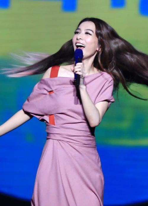 歌神田馥甄穿着这么6,三件连衣裙穿身上,像剪衣杂货铺的老板娘