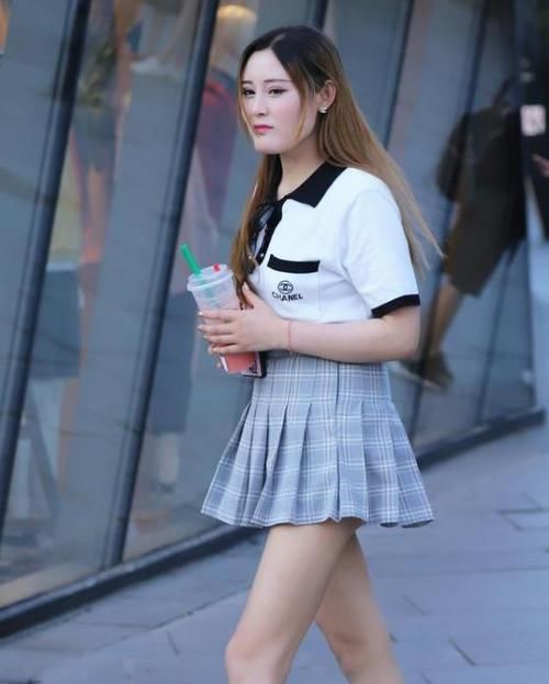  搭配■街拍：兰质蕙心的美女，一件白色上衣配灰色百褶裙，时尚靓丽气息
