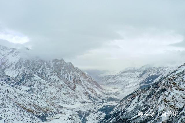 中国唯一的黑色冰川在这里，每年都会雪崩，场面十分壮观！