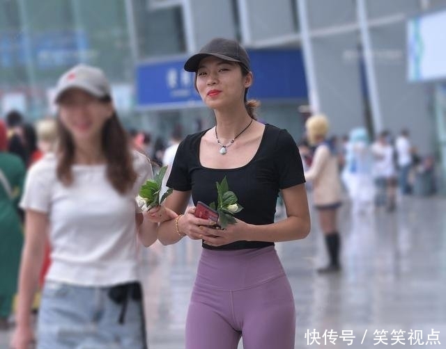  好处■时尚街拍 - 运动裤的小姐姐显得很苗条，健身的好处不言而喻