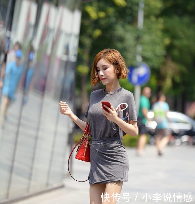 街拍网红，腿上的纹身，不仔细看像是丝袜边