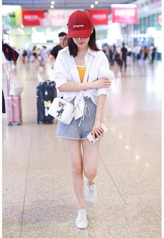 看了佟丽娅的腿，李沁都输的心服口服，终于见识到真正漫画腿了！