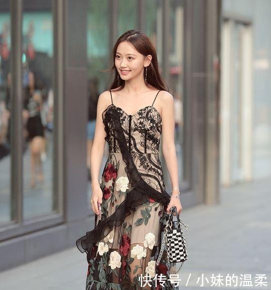 路人街拍，小姐姐身穿刺绣的吊带连衣裙，露出大长腿，充满魅力