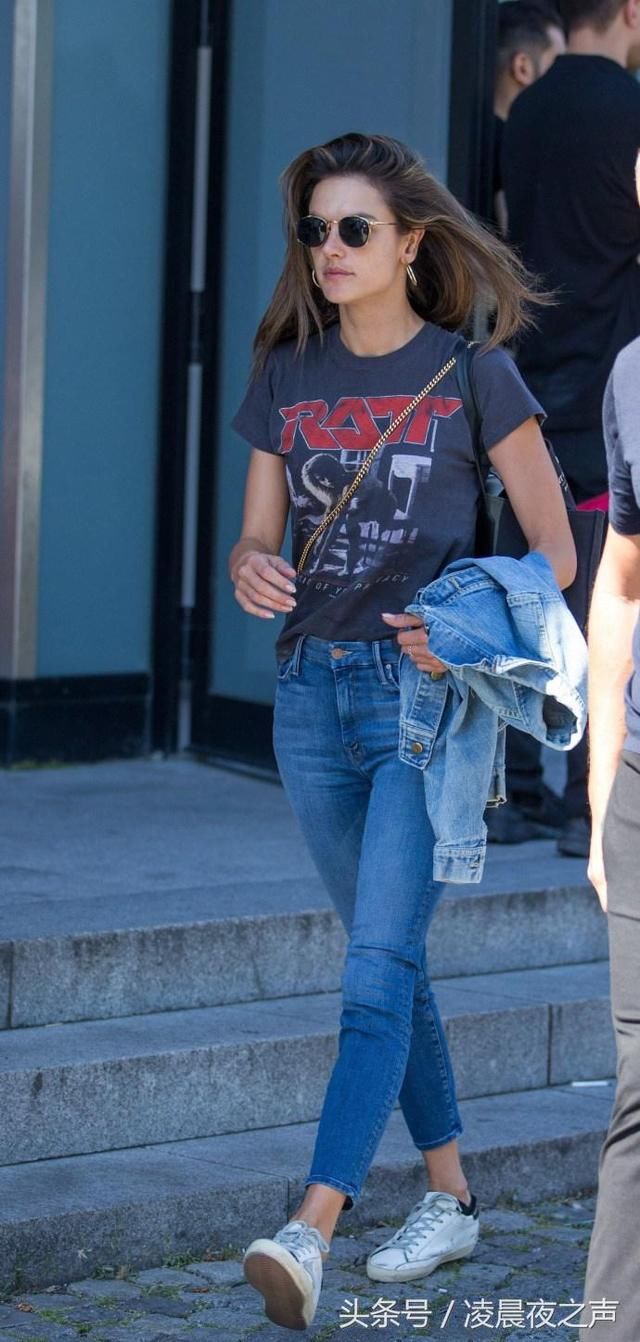 这条裙子比连体泳衣还紧，超模硬是穿了进去，网友：太拼了