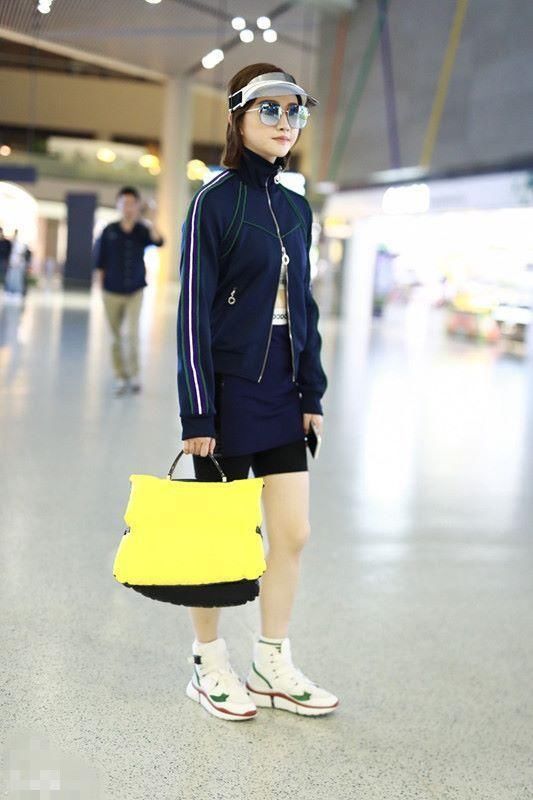 景甜飘了!胖的上衣拉链拉不上不说，短裤外面穿包臀裙几个意思?