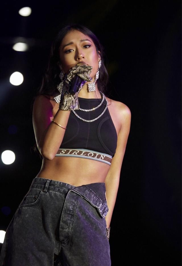 过节学吉克隽逸穿，陪老公出去串门，被人夸身材好，倍有面