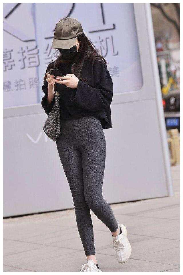 清纯小姐姐紧身牛仔裤秀出大长腿，简单穿搭走在哪都是焦点