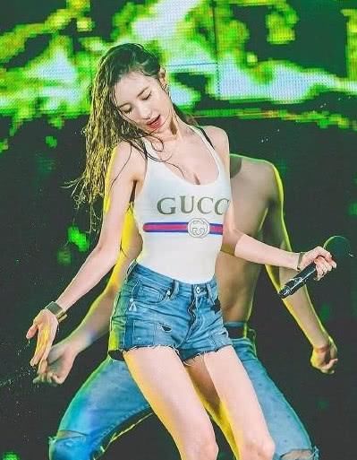 女明星新时尚:泳衣外穿!“第一美腿”李宣美又走在“时尚前沿”