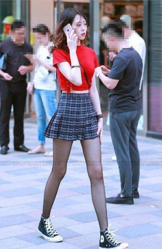街拍: A字裙配黑丝, 轻松穿出了大长腿,可爱中带点小性感!