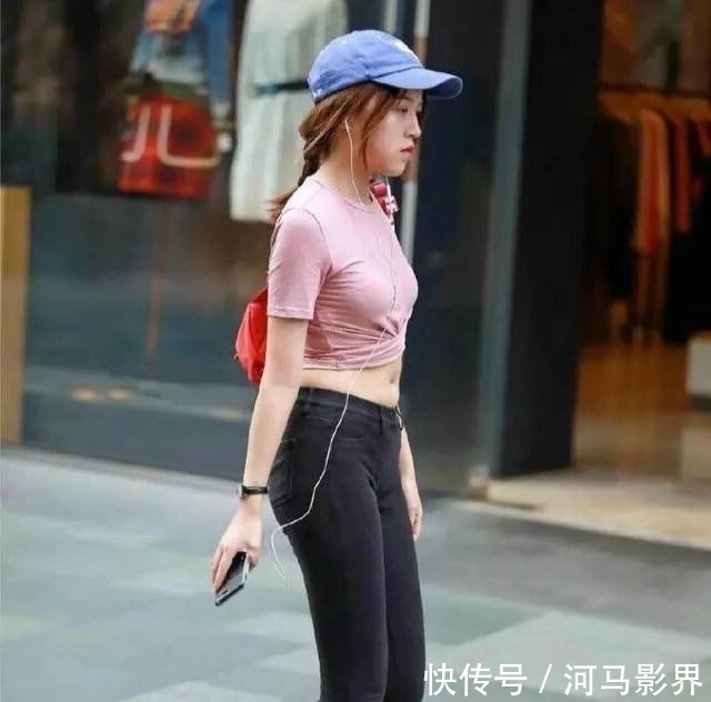  展现出|街拍牛仔裤的小美女，小肚腩有些许尴尬！