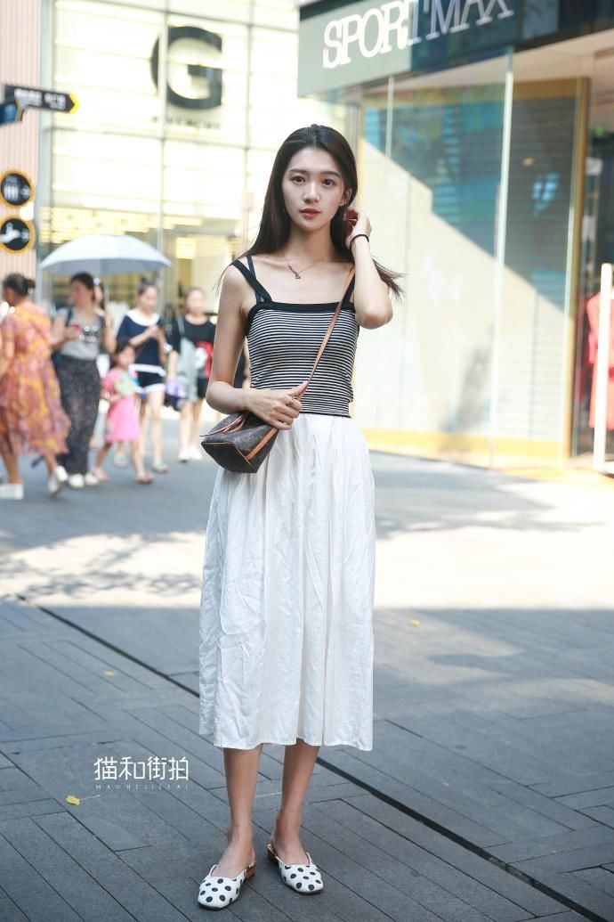 街拍:时尚搭配有风情万种，唯独对小姐姐温婉清甜的搭配情有独钟