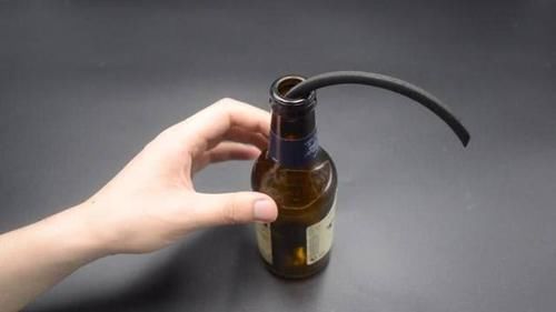  『实用』断了的蚊香怎么点？教你一招，一个啤酒瓶就能轻松搞定，太实用了