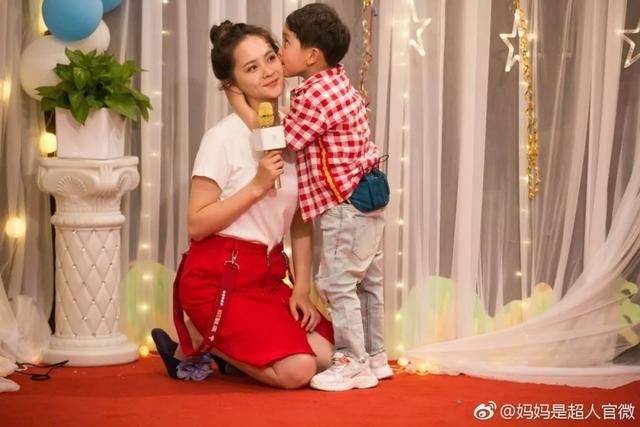 有了这些爱抢镜的萌娃，辣妈们连凹造型都省了！