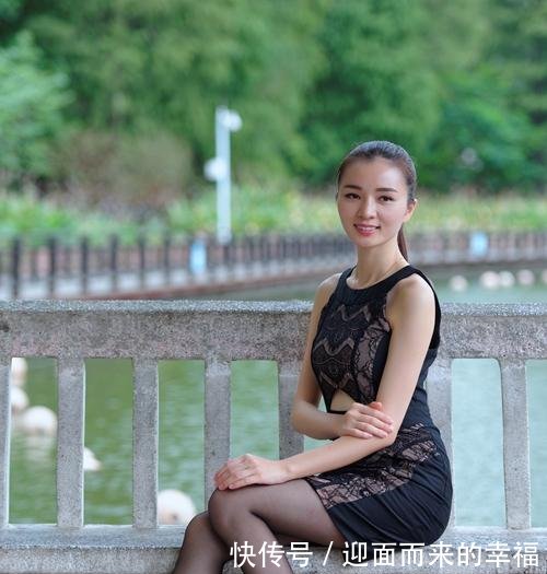 街拍同样是“大菠萝”，怎么差别那么大谁才是你的最爱！