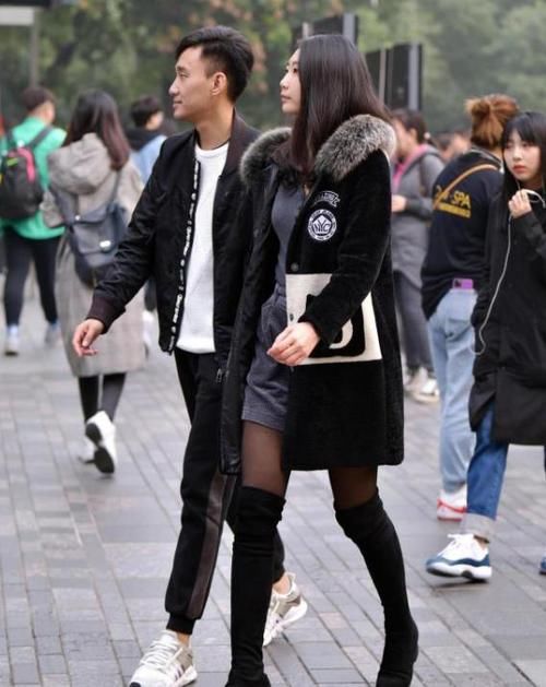  美女■街拍：皮肤白皙的美女，一件黄色的连衣裙，时尚魅力女性风采