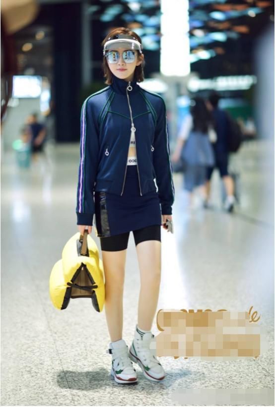 景甜机场上身长袖外套下身短裙配短裤，背冬季包包，手机壳抢眼!