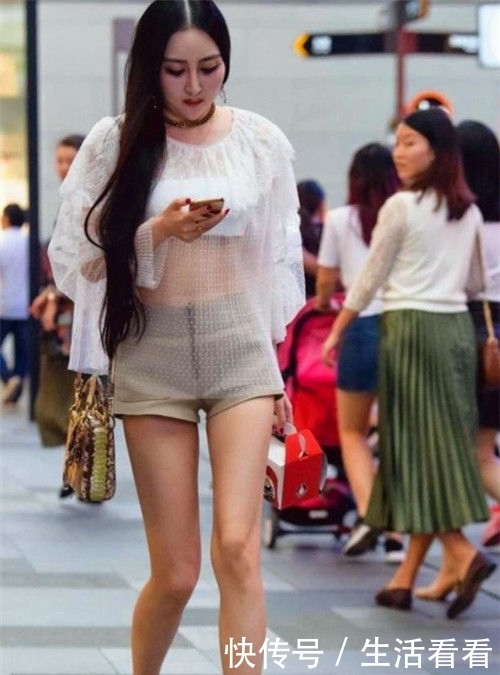  「气质」街拍：温婉姐妹花穿连衣裙，展现曼妙身姿，气质动人