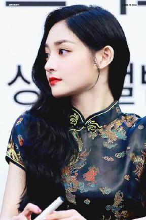 原以为19岁周洁琼穿旗袍够惊艳了，但看到31岁的宋茜，我沉默了！