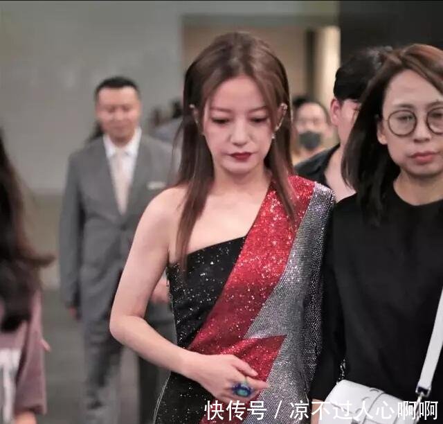 赵薇也老了 出席节目只能用用墨镜掩饰粉底都遮不住的眼袋!