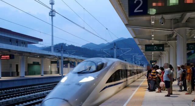 下暴雪时，为什么高铁依然运行，火车和高速却停运？看完恍然大悟