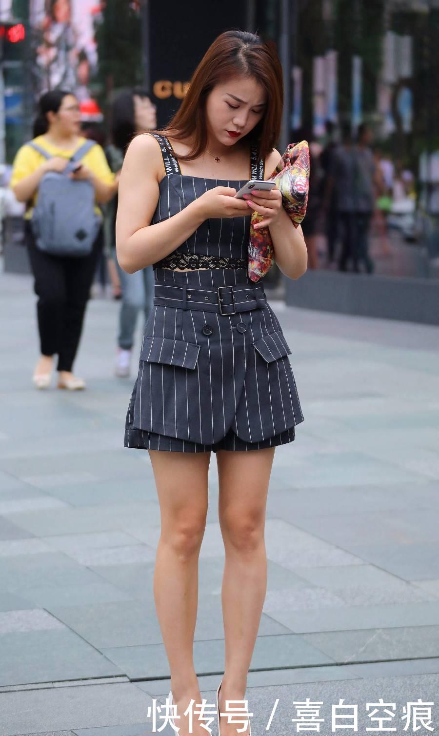 热裤:小姐姐牛仔热裤配上高跟凉鞋,秀出好身材,很有女人味