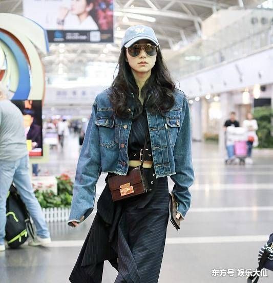 一直穿衣保守的韩雪，居然穿上了露脐装，不过这腰是真的细!