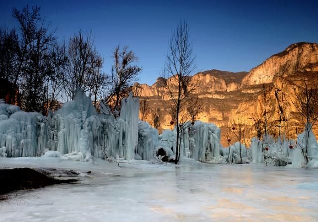 河北也有个冰雪世界，与哈尔滨雪乡不同，如黄果树瀑布结冰般野性