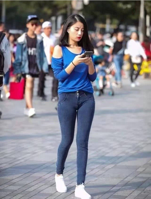 清新小姐姐身材高挑修长，紧身牛仔绷出窈窕身姿，萌萌哒的长相超