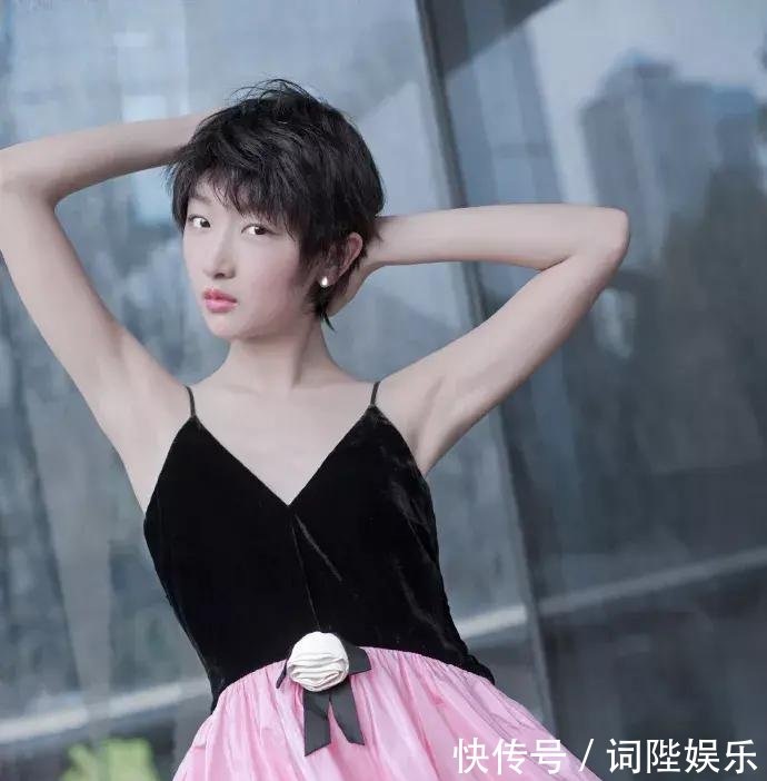 周冬雨身穿一件吊带连衣裙出席某活动，粉丝终于穿对了一条裙裙