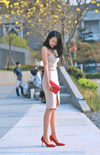 街拍: 紧身短裙显清凉, 感受清凉的气息