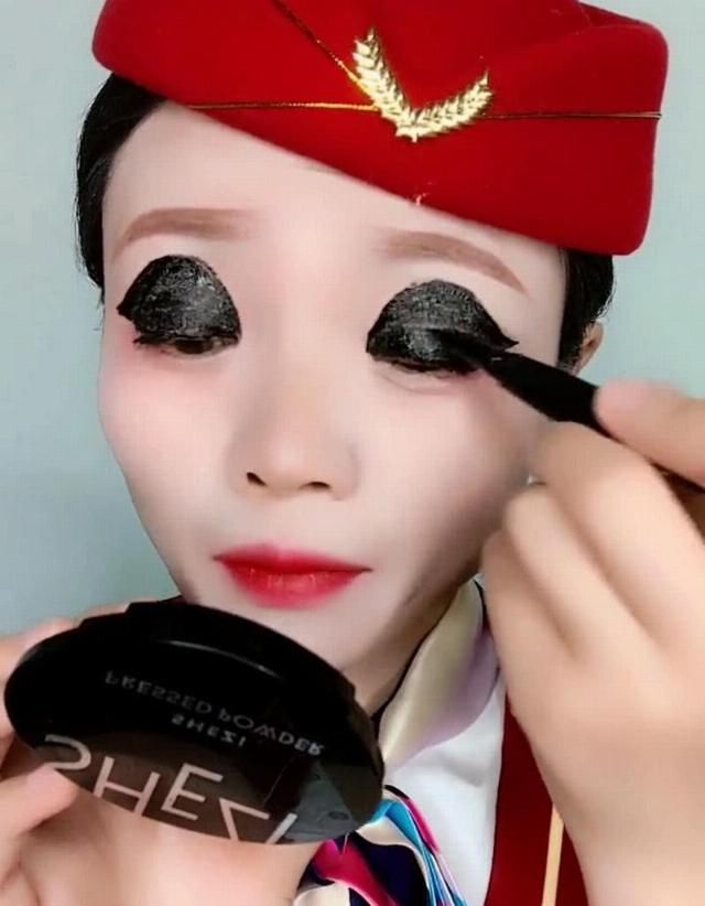  空姐@空姐画眼线被男朋友吐槽“画得太粗”，睁眼之后网友：没毛病
