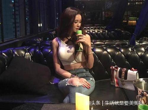 穿牛仔裤的美女，小姐姐有独特魅力，这样的身材更有美感！