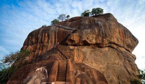 英国一探险家在180米巨石上发现千年古城，被称为“世界奇迹”