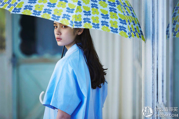 打上时髦小伞,穿上有范儿的雨鞋,雨季也能Pick