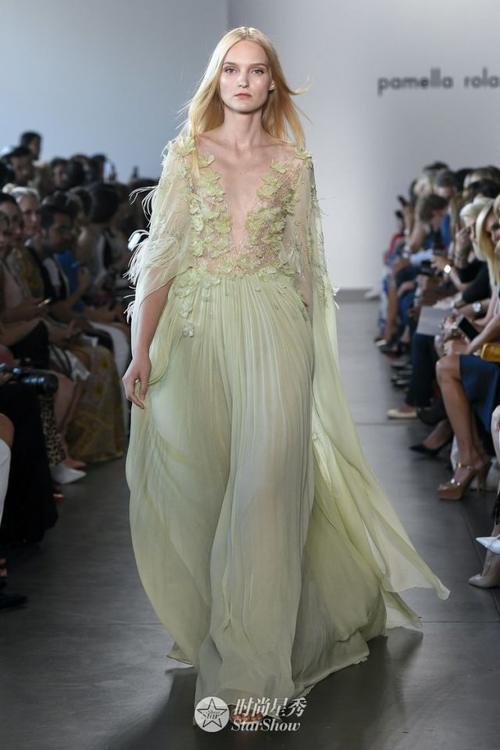 景甜、孟美岐、何穗看秀都能气场全开