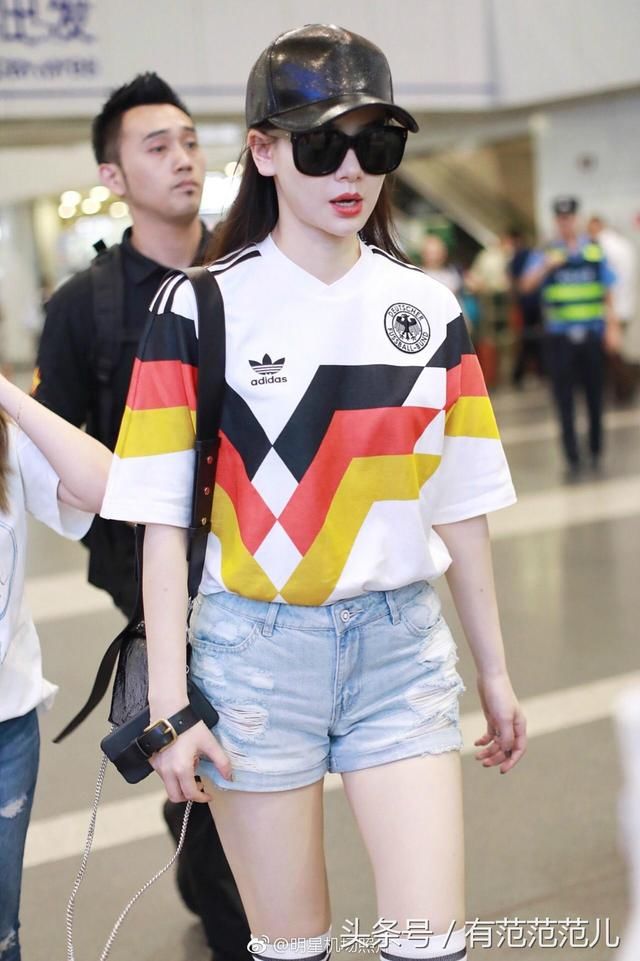 戚薇原想穿长筒袜扮足球宝贝，不想却勒出一圈肉，网友：好尴尬啊