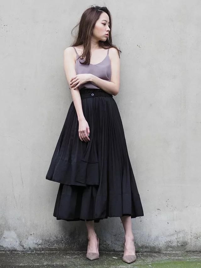 别小看这一件简单的细肩背心，靠它就有各种不一样的百变造型