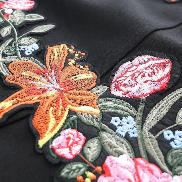 7月这刚上新就火爆的:刺绣裙，真是耀眼显瘦，连背影都美得迷人