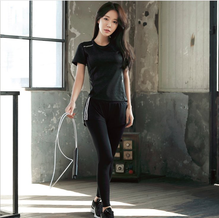 健身的女人真会穿，紧身裤与露背装，真美!回头率不是一般的高