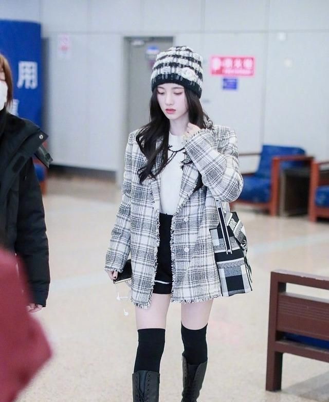 「长款针织小」女星们穿小香风外套,你被谁有惊艳到?