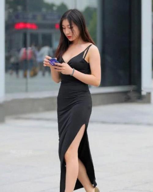  【美女】养眼女神街拍：倾城倾国的美女，一条黑色的吊带连衣开叉裙，时尚魅力十足