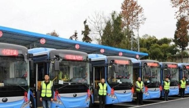  公交车■公交车上可以人挤人，为什么客车却不行？只有内行人才