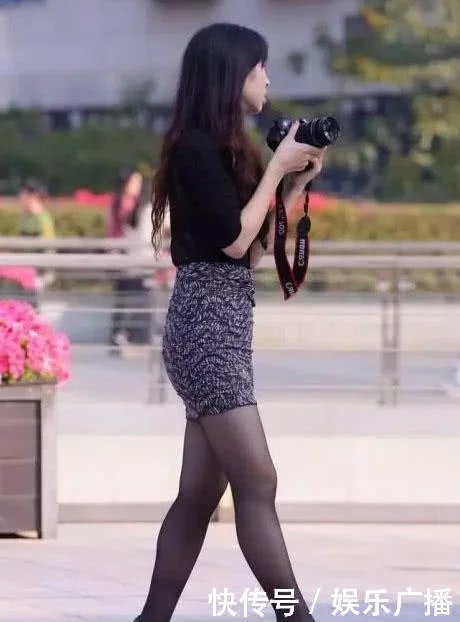 时尚御姐黑色衬衫搭配包臀裙，身材凹凸有致，玩起拍照笑逐颜开可