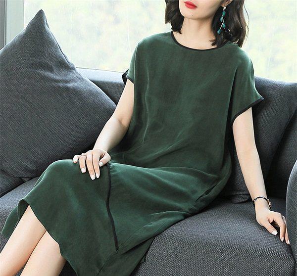 三伏天别穿旗袍了!试试今年流行的“铜氨丝裙”,高贵减龄还不贵