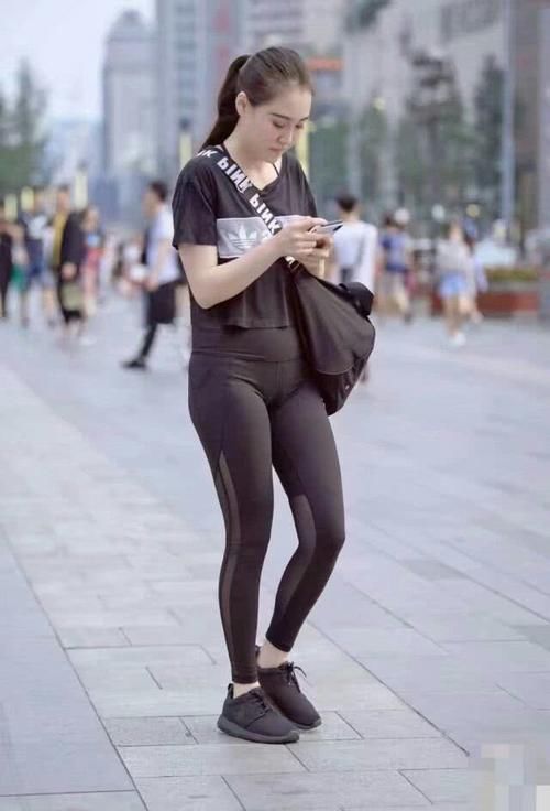 打底裤简约线条,没有什么装饰,但却给人清冷随性的感觉