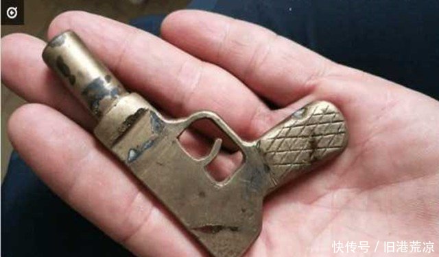 农村小哥地摊上淘到宝贝,200元钱买到手却不知