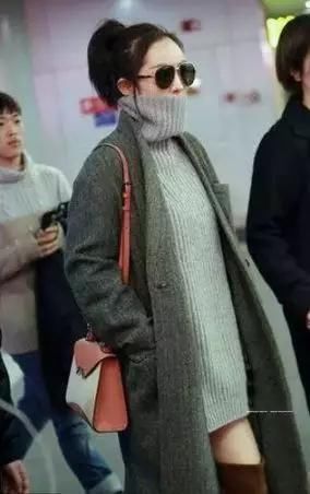 杨幂关晓彤撞衫，大10岁竟一次没输！网友：腿在气质面前不值一提